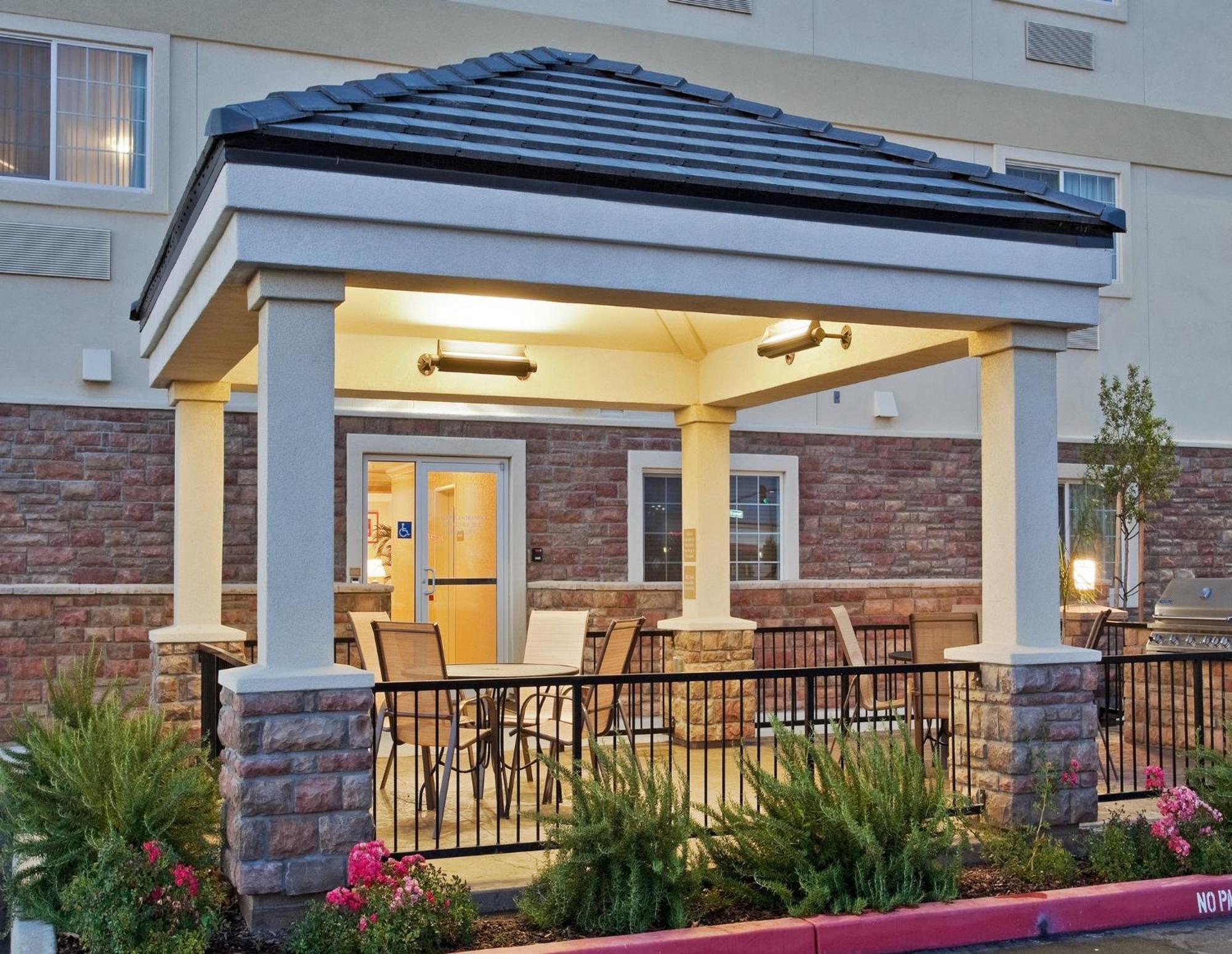 Candlewood Suites Turlock By Ihg Exteriör bild